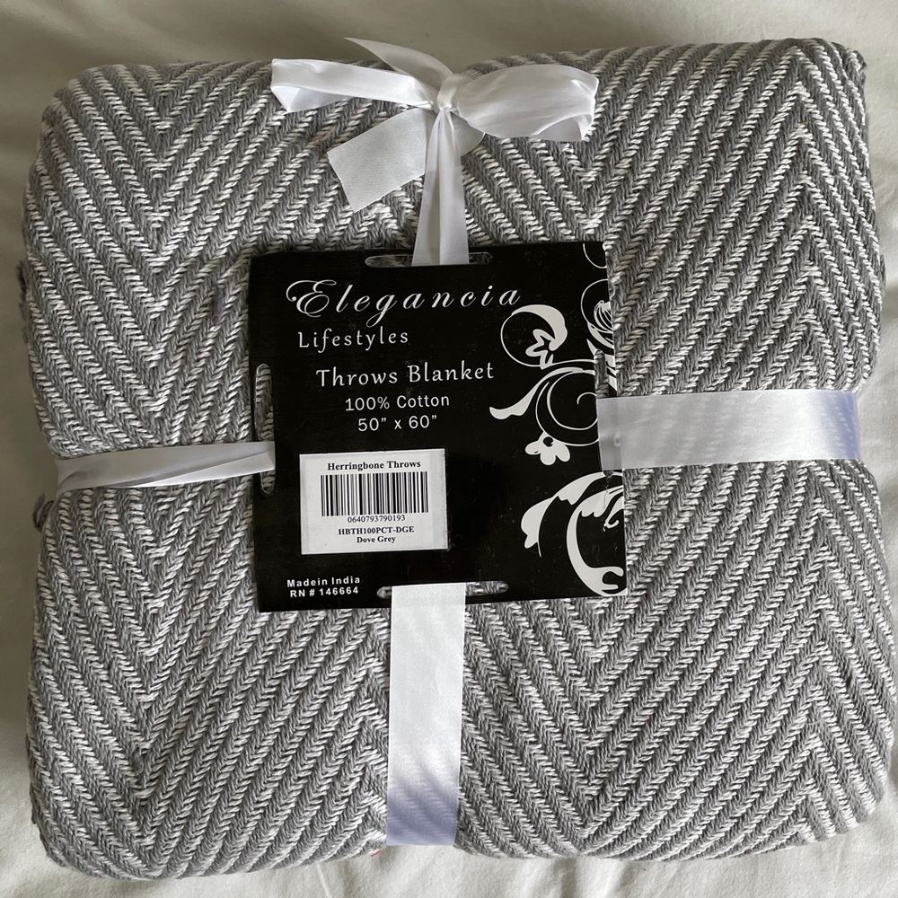 NWT - Set of 2 - Elegancia Throw Blankets - Set of 2